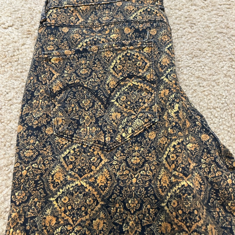 Patterned Levi’s - Picture 5 of 7
